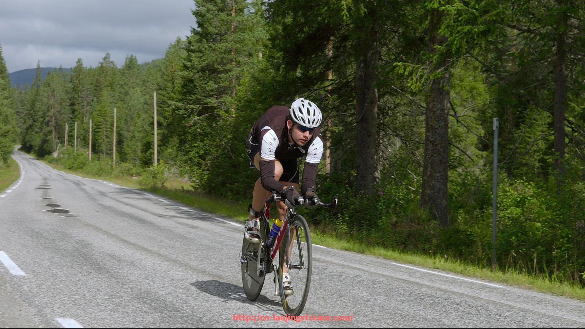 蓝鲸体育直播-世俱杯高压逼抢战术下前场球员的体能调节方法与续航能力对比